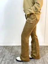 Pantalón marrón de pana con corte recto, tiro alto y cinturón con hebilla forrada.