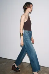 Pantalón de jean azul de corte ancho, tiro alto y largo hasta el tobillo.