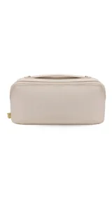 Neceser color beige de símil cuero con cierre sesgado, asa y compartimentos internos.