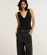 Pantalón skater de jeans con bolsillos carpintero delanteros y trabillas en la cintura.