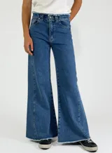 Pantalón de jean azul de corte palazzo con cintura alta y ruedo desflecado.