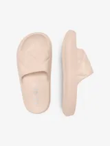 Sandalias tipo chinelas color beige con textura acolchada y logo de la marca Only en la plantilla.