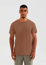 Camiseta de manga corta, cuello redondo y calce regular, color amarillo mostaza jaspeado.