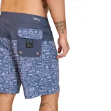 Short de baño Maui and Sons con estampado de motivos playeros en tonos celeste y lila. Presenta cintura elastizada con cordón de ajuste y un bolsillo trasero con ojal de drenaje.
