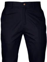 Pantalón de gabardina azul marino, de corte clásico y tiro medio. Confeccionado en algodón con tratamiento antiarrugas.