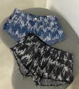 Short de jean con lentejuelas plateadas, tiro alto y terminación desflecada.
