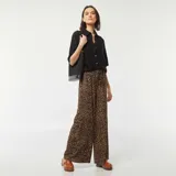 Camisa negra de lino con corte holgado, cuello clásico, manga corta y cierre frontal con botones.