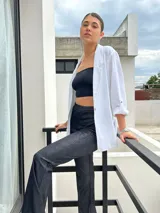 Pantalón semioxford de lurex negro, tiro alto y cintura elástica.
