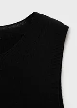 Musculosa blanca de tejido de punto fino, cuello redondo, tirantes anchos y diseño entallado.