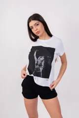 Remera blanca de algodón con estampado de la cantante Lali Espósito en blanco y negro.