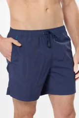 Short de baño azul vibrante, de corte clásico y largo medio, con cintura elástica y cordón ajustable. Cuenta con bolsillos laterales y suspensor de malla fina interior.