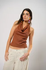 Musculosa marrón de punto con cuello drapeado y espalda descubierta.