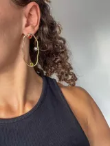 Aros colgantes de bronce con forma irregular y circonitas de colores.