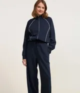 Pantalón de corte recto color marrón con raya lateral blanca y lazo en la cintura.