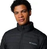 Campera negra acolchada para hombre, marca Columbia, modelo Silver Falls II. Confeccionada con tejido resistente al agua y tecnología Omni-Shield™ que repele la humedad y las manchas. Cuenta con aislamiento Thermarator™ de poliéster reciclado, bolsillos con cremallera, puños elásticos y dobladillo ajustable con cordón.