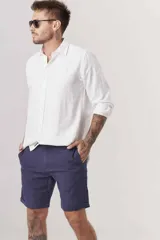 Bermuda color beige de lino, corte recto y largo a la rodilla.