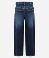 Pantalón de jean de mujer, modelo wide leg, con cintura baja tradicional, cierre por botón metálico y cremallera, y bolsillos curvos delanteros y traseros.