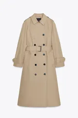 Trench color beige con cuello solapa y manga larga ajustable con trabillas. Bolsillos en delantero. Cinturón en mismo tejido. Detalle de pespuntes marcados a tono. Cierre frontal cruzado con botones. Tejido repelente al agua.
