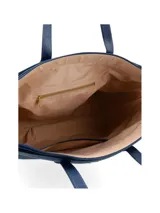 Cartera tipo shopper color negro, con textura símil cuero y logo metálico en el frente. Tiene doble asa de hombro y cierre superior con cremallera.