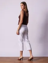 Pantalón capri blanco en gabardina elastizada, marca Zac & Rachel. Pretina ancha elastizada. Delantera y trasera con bolsillos simulados.
