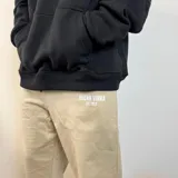Pantalón de jogging negro con puños y estampado frontal con la leyenda "Buena Vibra Est. 2018".