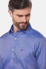 Camisa de corte clásico en tonos azules con estampado de cuadros, de manga larga y botón frontal.