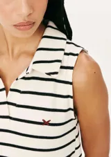 Vestido corto sin mangas a rayas horizontales blancas y negras, con cuello tipo polo y logo bordado en rojo.