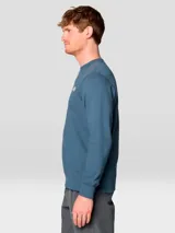 Buzo de cuello redondo, color azul medio, confeccionado en mezcla de algodón, con un pequeño logotipo bordado en el pecho.