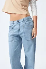 Pantalón de jean gris oscuro, tiro bajo, corte baggy y doble bolsillo.