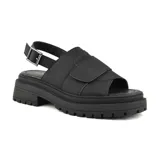 Sandalia casual negra con plataforma y suela track, tiras anchas sobre el empeine y tira trasera con hebilla ajustable.