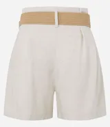 Short clochard azul marino de viscolino con trabillas en la cintura, cinturón con hebilla de madera y pliegues.