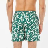 Short de baño verde con estampado de hojas color crema, cintura elástica y cordón ajustable.