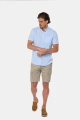 Bermuda cargo azul confeccionada en 98% algodón y 2% spandex.