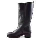 Bota de caña alta color negro, con taco bajo y puntera redondeada. Presenta dos hebillas decorativas en la parte superior de la caña y una correa con hebilla y arandela metálica alrededor del tobillo.