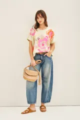 Buzo color crema de rústico de algodón, de calce holgado y manga corta. Posee un bordado central de inspiración botánica con lentejuelas.