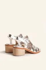 Sandalias de cuero color borgoña con tiras entrecruzadas, hebilla lateral y taco de madera.