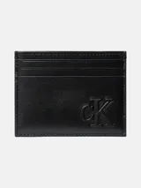 Tarjetero de piel color negro con múltiples ranuras para tarjetas. Presenta el monograma 'CK' en relieve en la parte frontal.