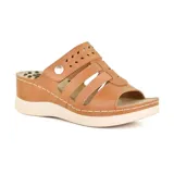 Sandalia casual de cuero color tostado, con tiras caladas y ajuste con botón.
