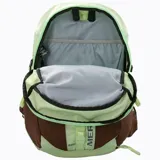 Mochila unisex Merrell Crest Daypack de 22 litros, color gris con detalles en negro. Fabricada en poliéster ripstop con tratamiento repelente al agua y cobertor impermeable de alta visibilidad. Cuenta con cinturón lumbar, respaldo acolchado con Mesh Foam Core, cinta Daisy Chain, bolsillos laterales para botellas, ajuste de pecho con silbato y bolsillo para llaves en la hombrera.