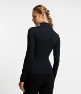 Campera deportiva negra confeccionada en poliamida y elastano, con cuello alto, cierre delantero por cremallera y bolsillos laterales.