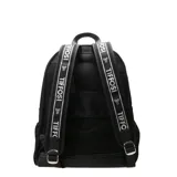 Mochila negra de tela con múltiples bolsillos frontales con solapa y logo de la marca en el frente.