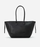 Bolso shopper grande de cuero sintético negro con asas medianas y cierre de cremallera. Incluye un dije colgante en forma de corazón y una pequeña cartera extra.