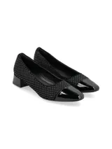 Zapato de cuero nobuck negro con apliques decorativos, punta y taco de charol.