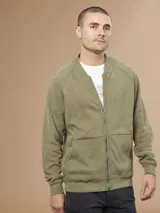Bomber de cierre completo, color gris claro, confeccionado en mezcla de algodón y poliéster.
