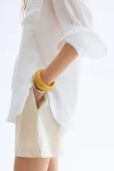 Short color crema de lino, con cintura elástica y cordón para ajustar.