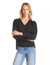 Blusa negra de gasa, marca Tahari, con escote en V y detalle de punto smock en los hombros. Manga larga con terminación plisada y puños elásticos.