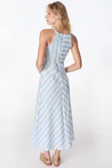 Vestido midi de lino a rayas verticales color verde y blanco, con cuello halter y corte evasé.