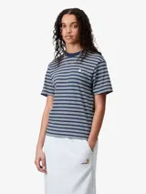 Camiseta de manga corta a rayas horizontales en azul marino y blanco. Tiene cuello redondo y logo bordado en el pecho. Corte recto.