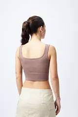 Top color marrón de tejido ribb sin costuras con escote cuadrado.