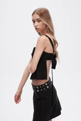 Musculosa color crudo de bretel ancho, corte al cuerpo y escote cuadrado.